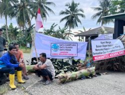 Warga Saloloang Blokir Jalan Tuntut Kejelasan